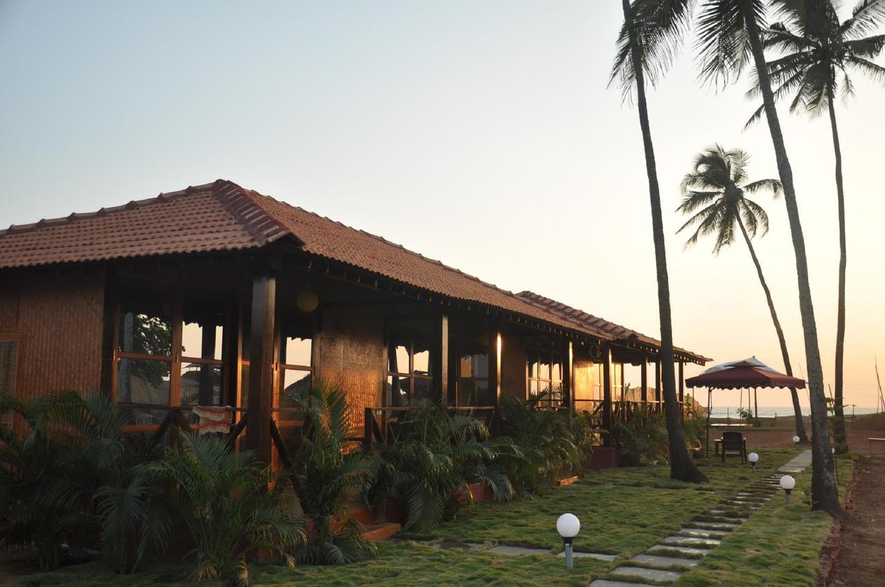 Rock Water Resort Morjim Exterior foto