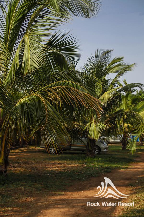 Rock Water Resort Morjim Exterior foto